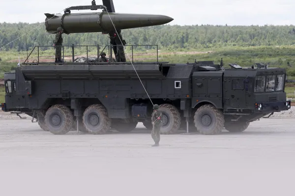 Минобороны Беларуси объявило о начале учений частей боевого применения и ядерного обеспечения. В ведомстве отмечают, что в ходе манёвров будут отрабатываться скрытность, дальние перемещения и вопросы доставки боеприпасов совместно с российской стороной.