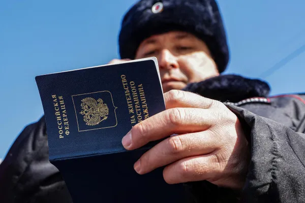 В первом чтении приняты правительственные законопроекты, которые многократно увеличивают госпошлины за оформление гражданства, ВНЖ, РВП, виз и приглашений. Ожидается дополнительно более 15 млрд рублей в год; правительство предлагало ввести изменения с 1 июля.
