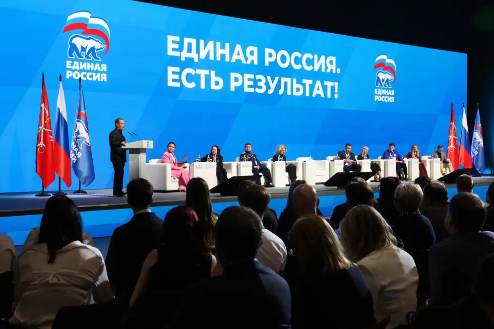 Администрация президента рекомендовала государственным и лояльным СМИ избегать слова «запрет» в заголовках и реже освещать ограничения, предлагая вместо этого подчёркивать позитивные инициативы депутатов «Единой России». Перемены в риторике стартовали на фоне падения рейтингов и предстоящих выборов.