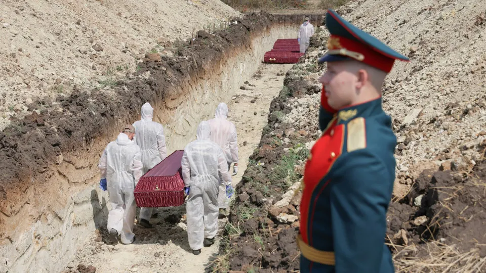 Аналитики, изучив поимённые списки, реестр наследственных дел и судебную статистику, приходят к выводу, что минимальная документально обоснованная оценка потерь российских военнослужащих с начала полномасштабного вторжения до конца 2025 года составляет около 352 тыс. человек.