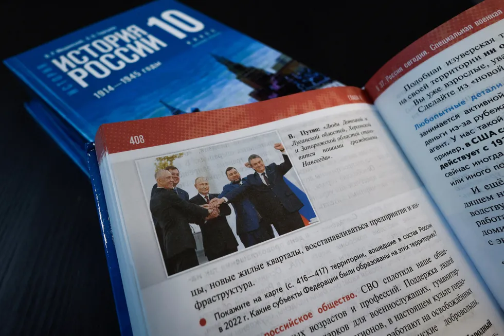 В учебниках для средней школы исторические факты сглаживаются, спорные эпизоды умалчиваются, а современные политические проекты и риторика внедряются в нарратив о далёком прошлом. Вместо анализа — воспевание и готовая схема для воспитания лояльности.