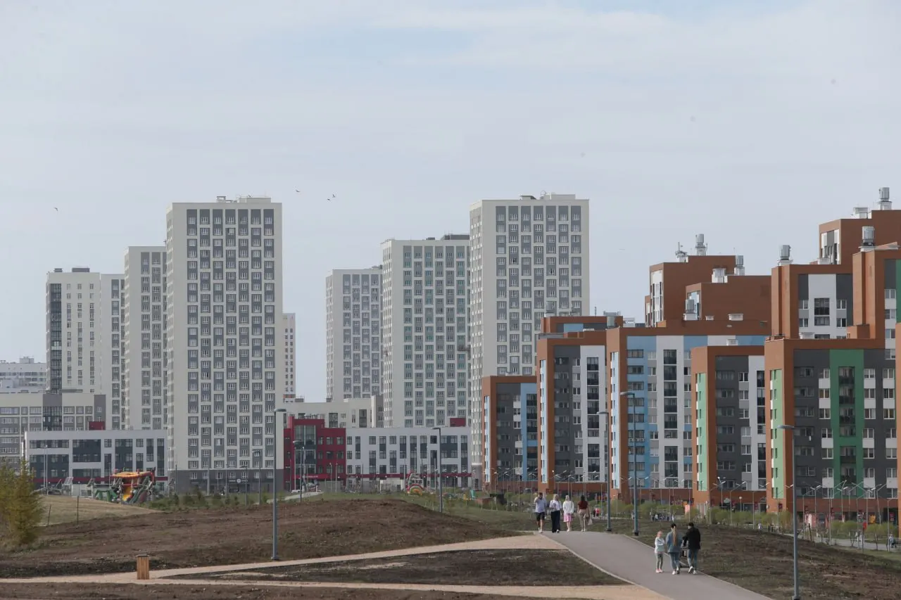 Новая дорога через улицу Академика Парина до ЕКАД должна открыться к 2030 году. Основные инвестиции планируются с 2028 по 2030 годы — ежегодно по сотням миллионов рублей.