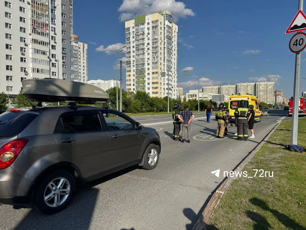 На перекрёстке улиц Федорова и Менделеева в Тюмени сбили человека на электросамокате. Пострадавшего увезли на скорой, подробности уточняются.