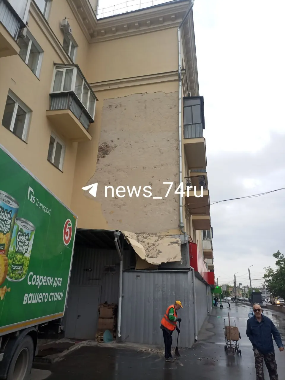В Челябинске ликвидируют последствия вчерашнего урагана: с жилого дома на улице Гагарина, 2 отвалился фасад, хотя его ремонтировали шесть лет назад.