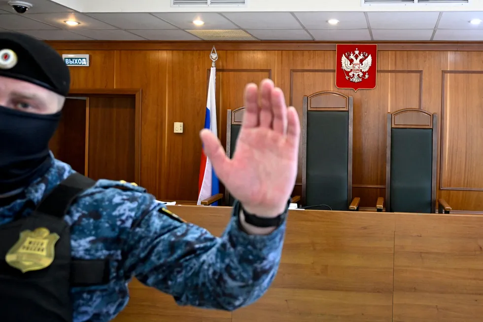 Судебный департамент убрал из открытого доступа базы с данными о судимости за более чем 20 лет. Эти статистики были ключевыми для оценки репрессий, судебной практики и косвенно — отправки обвиняемых на войну.