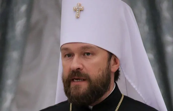 Его и оператора освободили без обвинений; экспертиза подтвердила, что найденное в багажнике — запрещённое вещество. Расследование в Чехии продолжается.