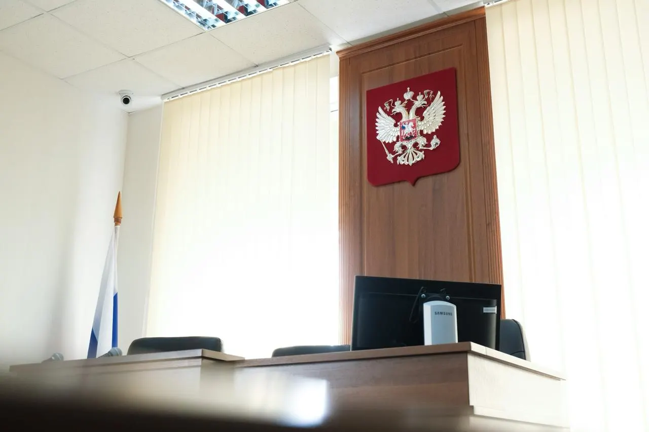Верх-Исетский районный суд отправил на 12 суток Кирю Архипову по статье о публичной демонстрации нацистской символики. По версии суда, 10 мая она нарисовала свастику на портрете в центре города, позже задержана после опознания на камерах.