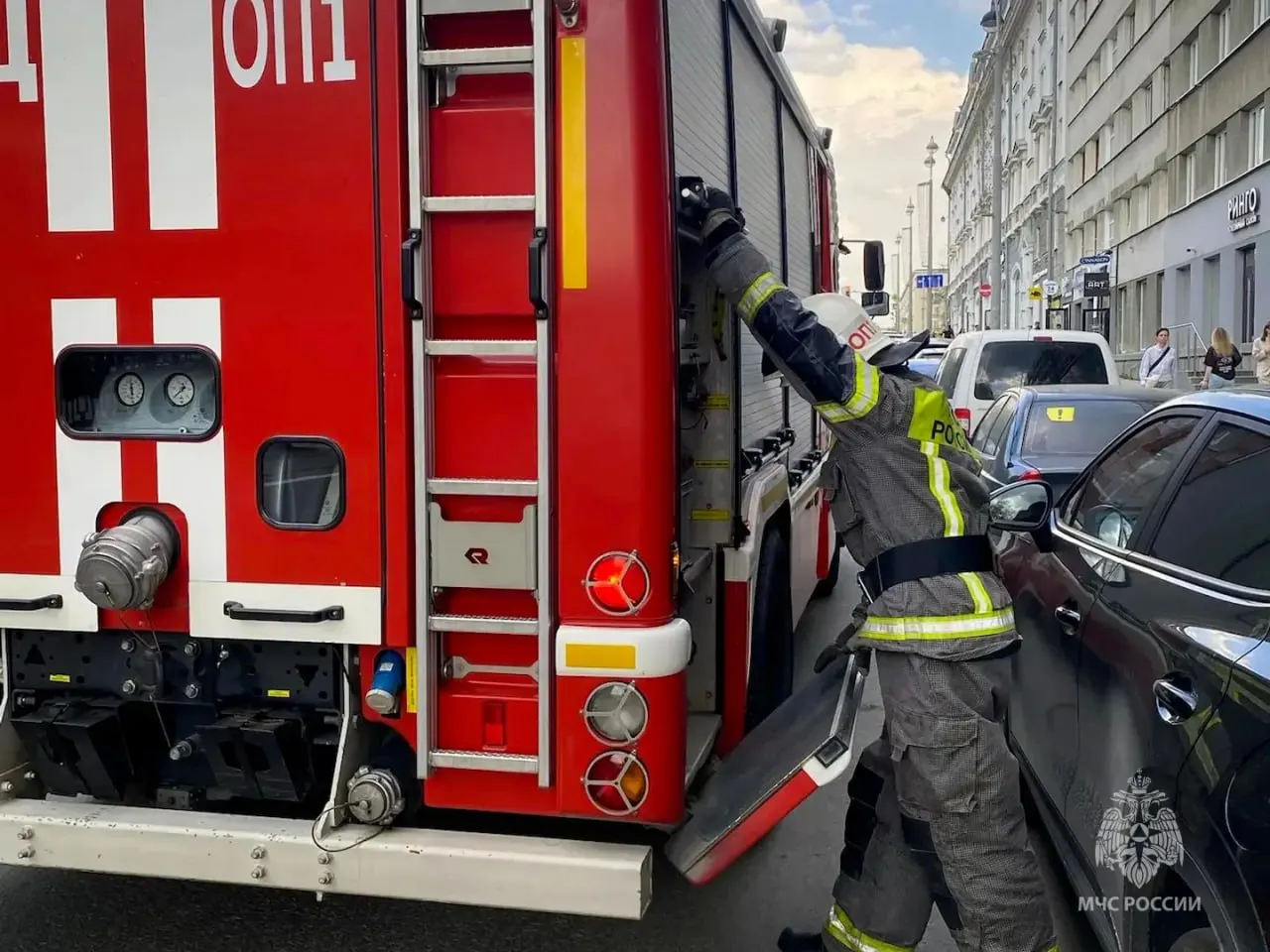 В центре Екатеринбурга спасатели провели учения у отеля «Гранд Авеню»: отработка тушения, эвакуации гостей и взаимодействия с персоналом.