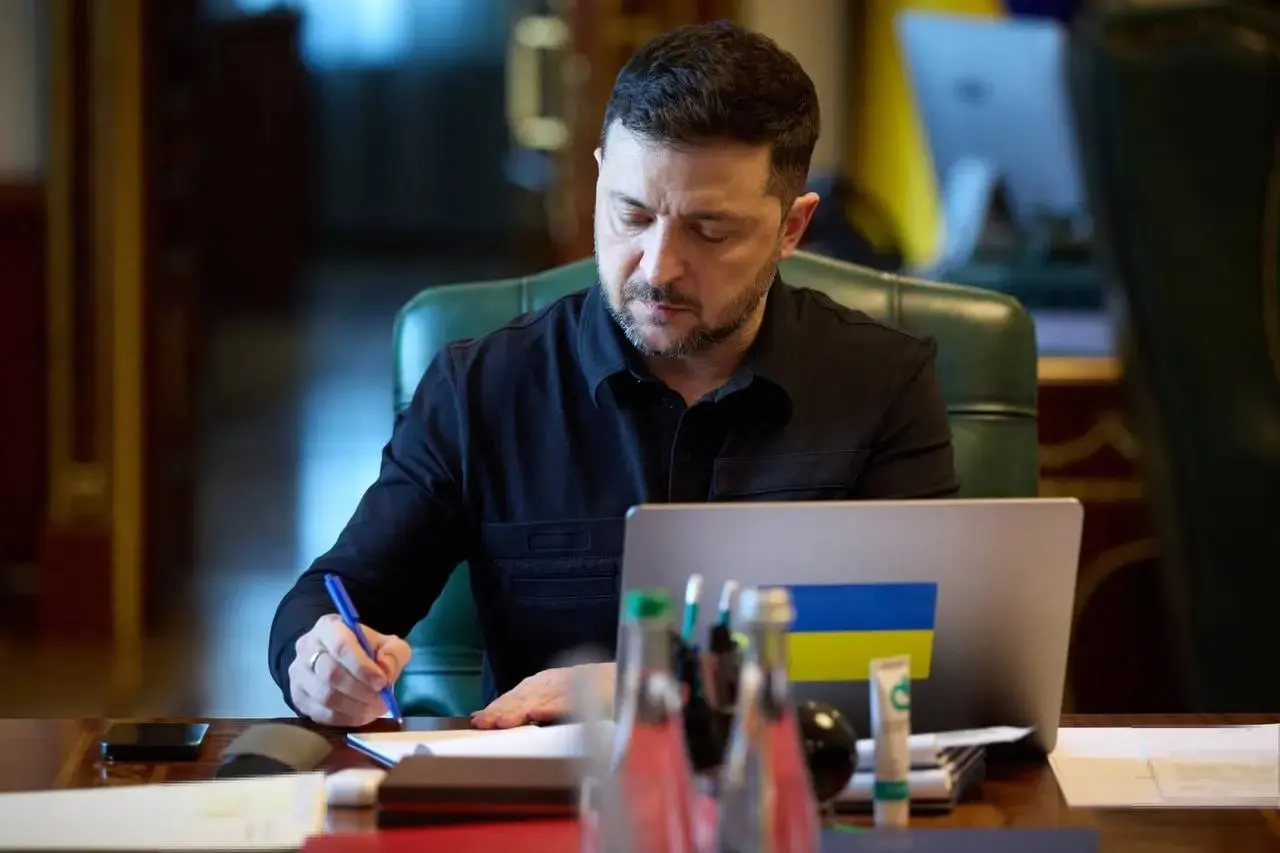 Президент Украины сообщил, что ВСУ перейдут в режим прекращения огня с 00:00 6 мая и будут действовать зеркально. По его словам, официального обращения о перемирии от Москвы Киев не получал.