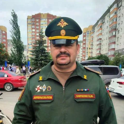 Директор регионального центра допризывной подготовки в 2025 году задекларировал доход в 520 тыс. руб.; ранее в 2023 году он указывал 354 тыс. руб. Одновременно он является спецпредставителем по СВО и депутатом областной думы.