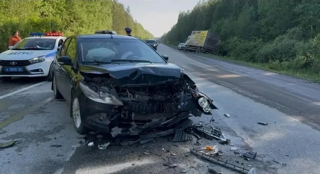 На участке с реверсивным движением грузовик врезался в легковой автомобиль, после чего произошла цепная авария; автоинспекция указывает на отсутствие предупреждающих знаков и выдала предписание дорожникам.