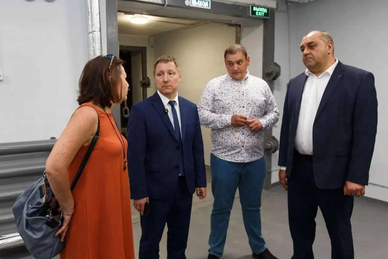 Мэр сообщил о завершении ремонта убежища стоимостью 14 млн руб., однако жители и эксперты сомневаются в доступности и состоянии других укрытий.