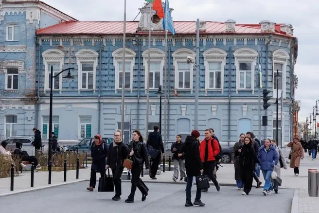 Родители всё чаще идут навстречу решению детей не продолжать формальное образование после 9‑го или 11‑го класса. Читатели делятся примерами, как работа вместо учёбы помогла молодым людям найти себя и построить карьеру.