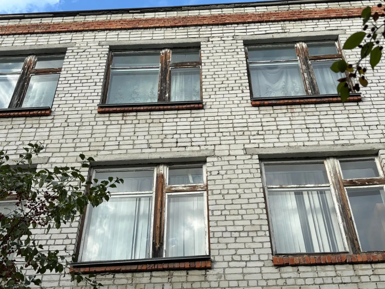 Во втором корпусе школы №42 в Тюмени родители отмечают щели в окнах, трещины, подтёки и неисправное оборудование. Проект ремонта готов — заявку направят на включение работ в проект бюджета города на 2027 год.