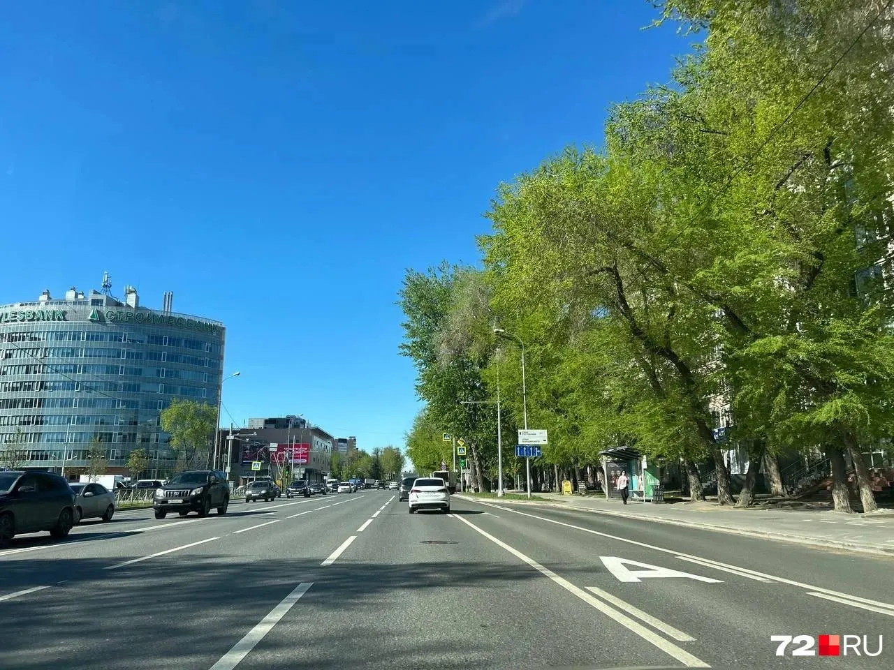 На улице Профсоюзной в сторону Республики организовали отдельные полосы для автобусов — водители отмечают, что изменения оказались неожиданными и требуют перестроения.