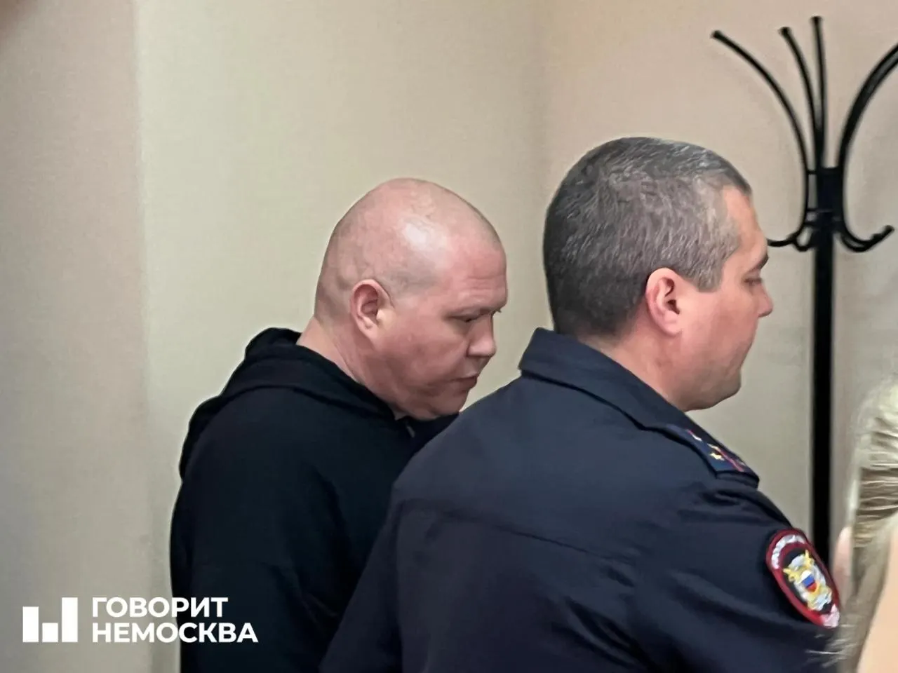 Кировский районный суд признал Александра Банникова виновным в получении взятки и превышении полномочий: ему назначили 7 лет 6 месяцев колонии, штраф в 1 млн рублей и лишение звания.