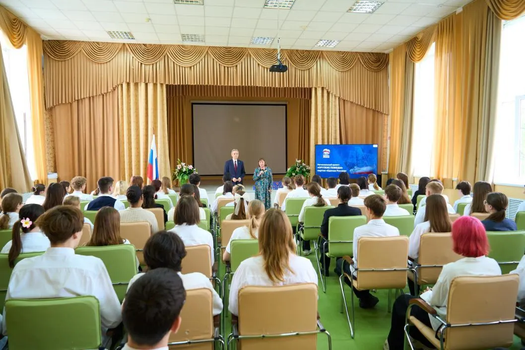 Депутаты и сторонники «Единой России» всё чаще выходят к старшеклассникам Тюменской области с патриотическими занятиями — критики видят в этом попытку смешать память о Великой Отечественной войне с современной политической повесткой.
