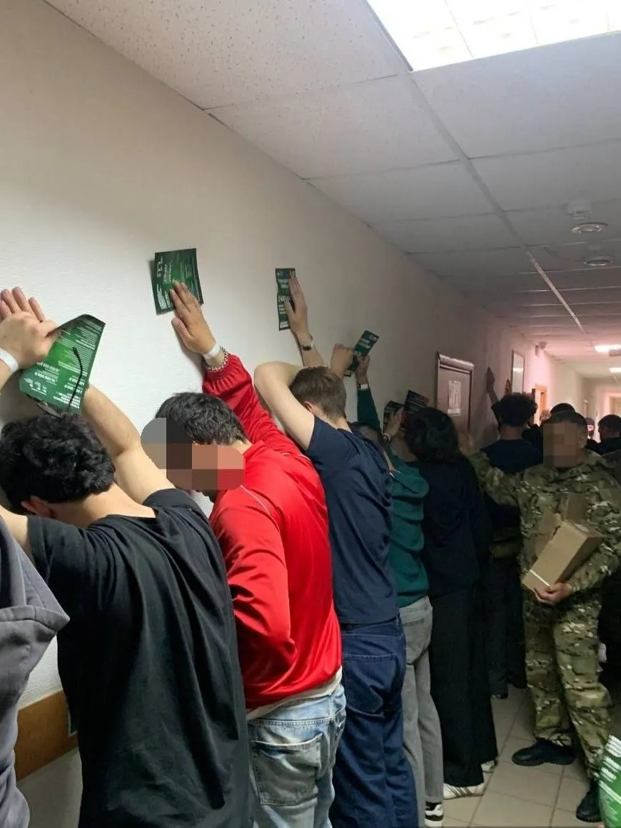 В Тюмени прошли ночные рейды по клубам и барам с участием полиции, ПДН, народной дружины и военной полиции. Официально проверяли несовершеннолетних, но также искали мужчин, недавно получивших гражданство РФ и не поставшихся на воинский учёт.