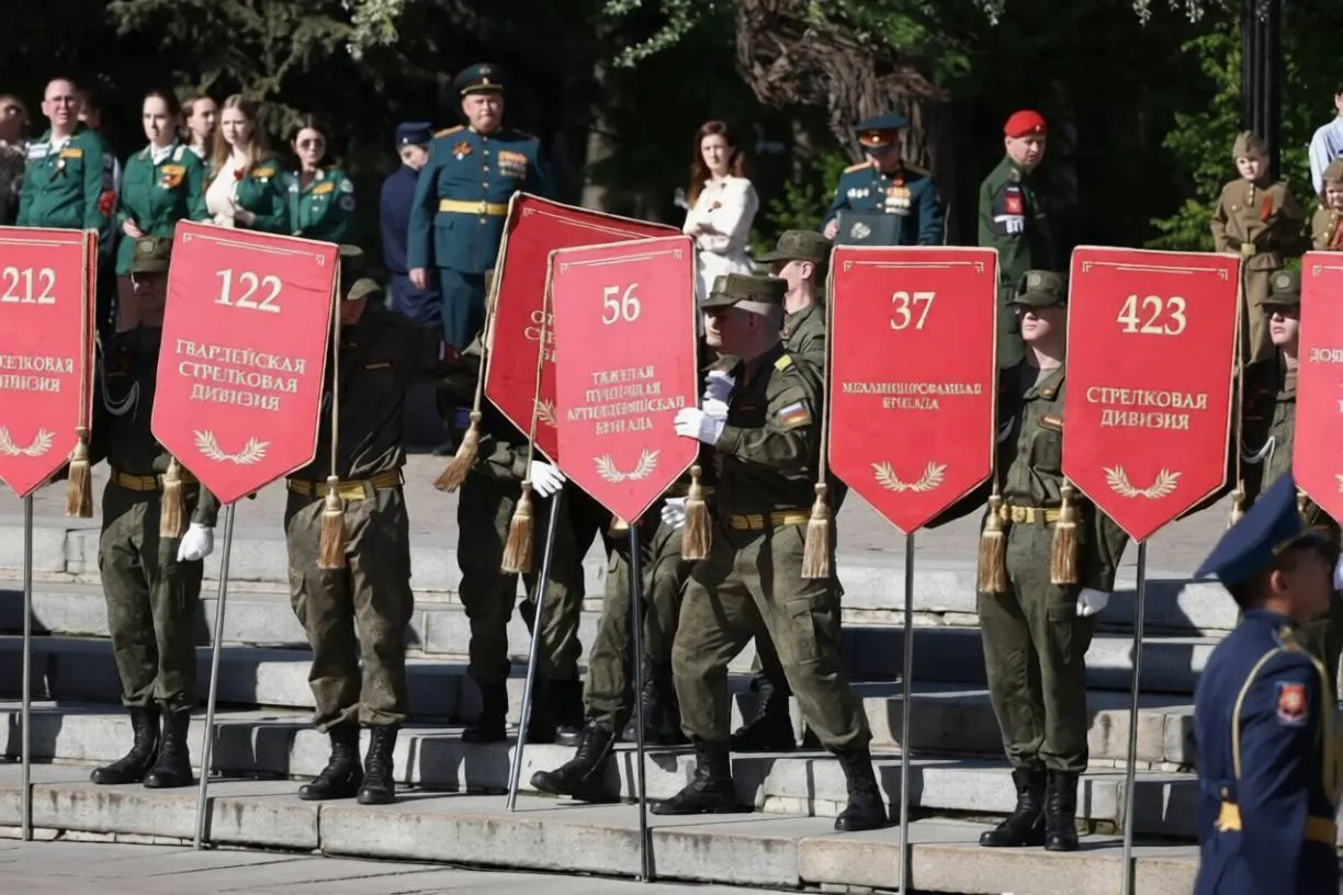 Во время возложения цветов у мемориала «Вечный огонь» один из курсантов почувствовал недомогание и был выведен с мероприятия. Участники находились на солнце с раннего утра, укрыться было негде.