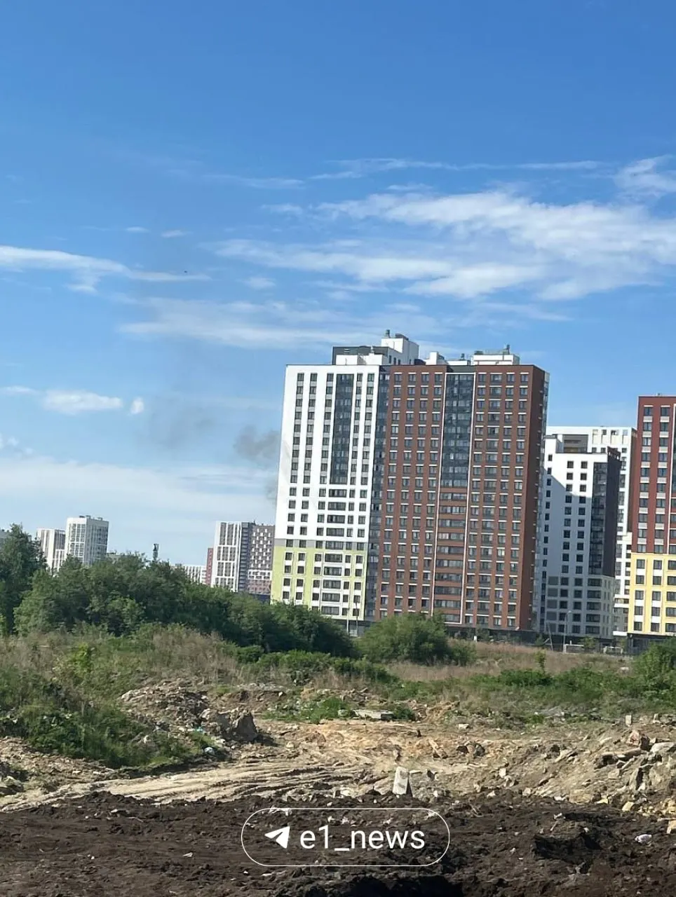 Пожар на улице Хрустальногорская в Екатеринбурге локализовали. По данным МЧС, никто не пострадал — к тушению привлекли семь машин и 17 пожарных.