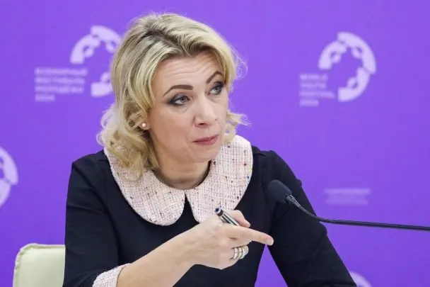 Официальный представитель МИД РФ заявила, что сотрудники Госдепа уведомляют российских дипломатов о том, что их дети, рождённые в США, автоматически считаются американскими гражданами, хотя семьи не подавали соответствующих заявлений.