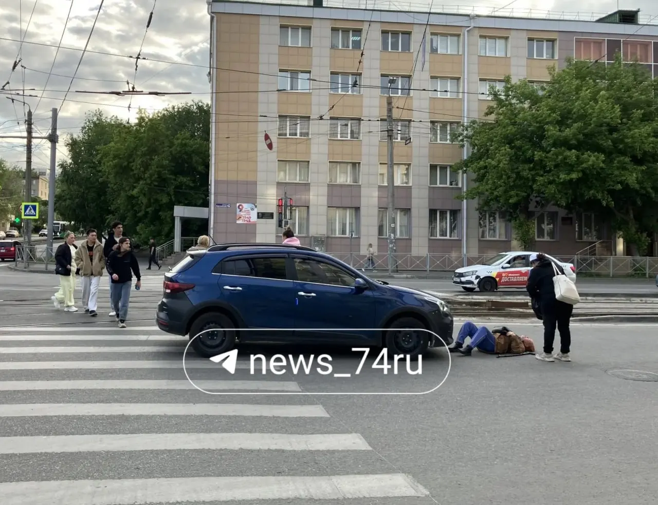 Женщина с кровью на голове госпитализирована скорой, обстоятельства происшествия уточняют.