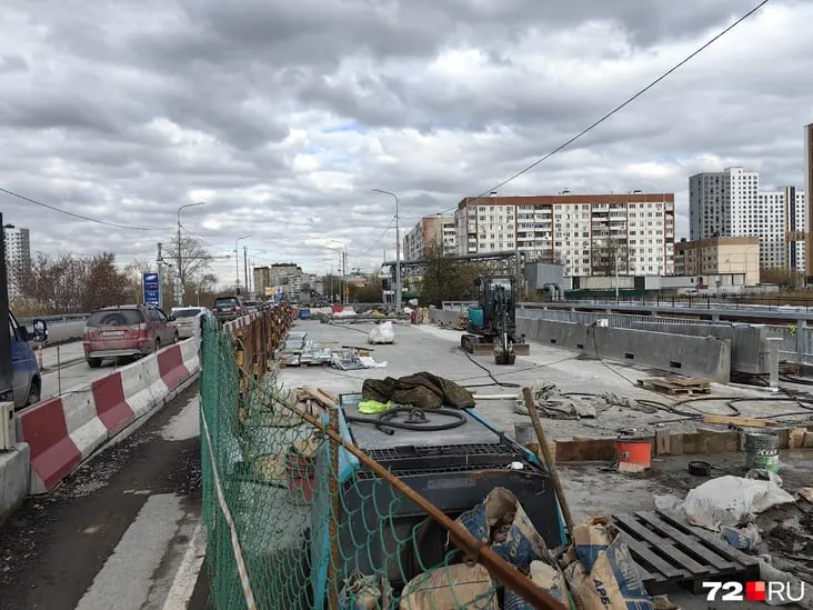 Городская администрация сообщила, что подрядчики ускоряют работы: асфальт укладывают в направлении Лесобазы, и проезд по мосту рассчитывают открыть в обе стороны уже к концу июля.