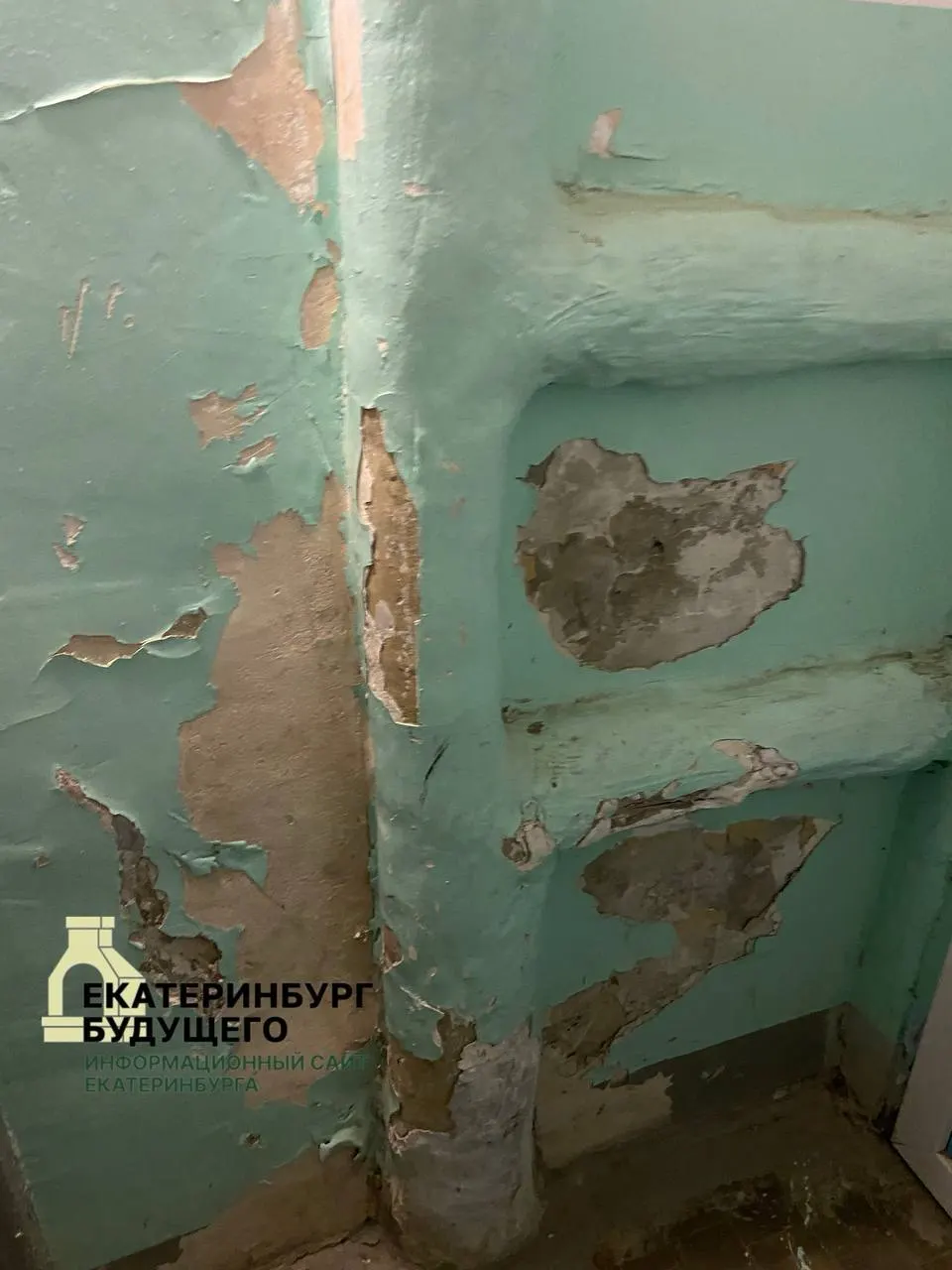 Жители дома на Индустрии, 54 уже около десяти лет отправляют обращения о ремонте подъезда, но получают отписки. Квитанции приходят исправно, а управляющая компания официально сменилась, но у руля остался тот же директор.