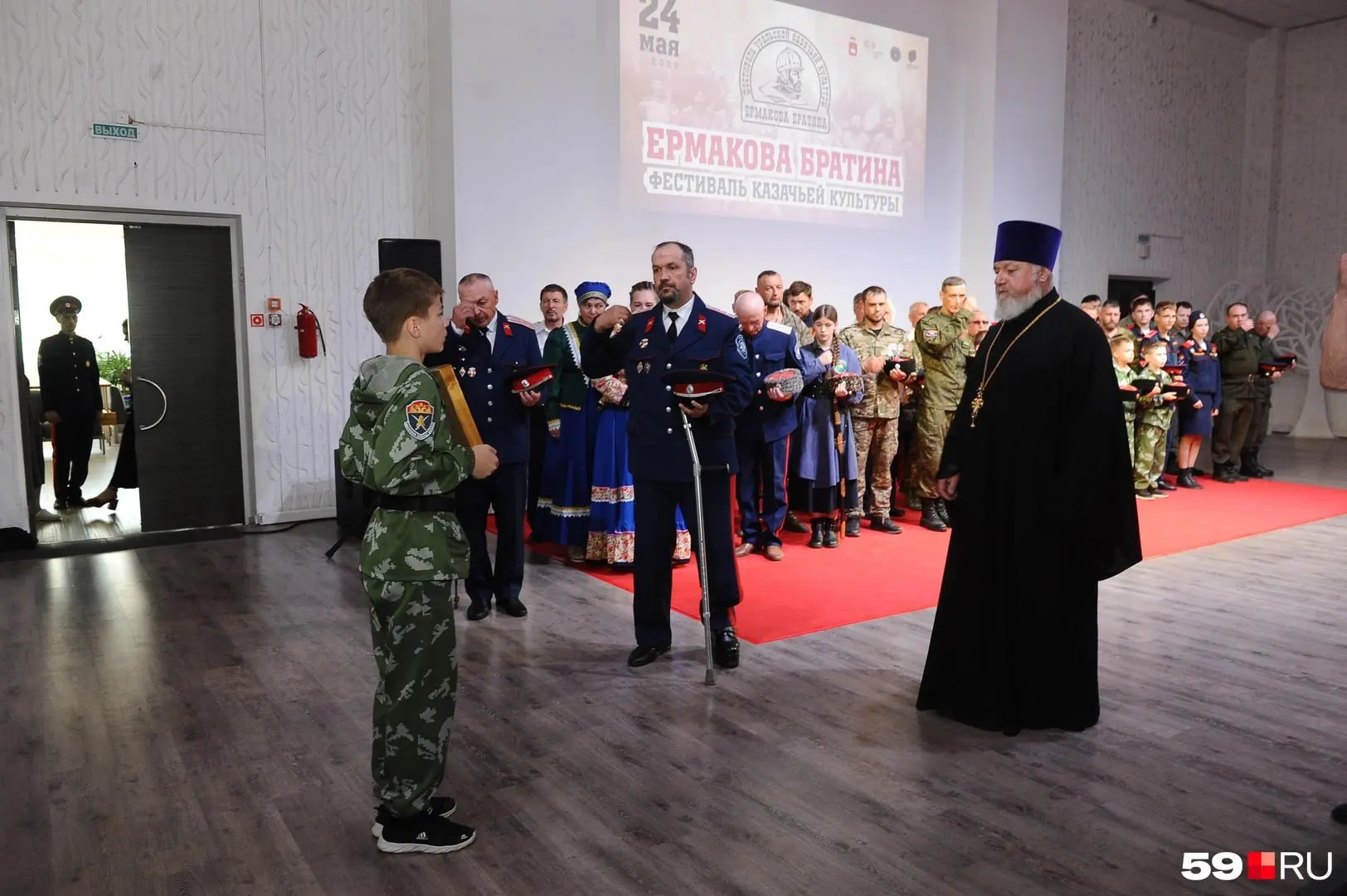 Представители казачьих обществ со всего Прикамья собрались на фестиваль «Ермакова Братина»: песни, лекции о традициях, народные игры и спортивные состязания.
