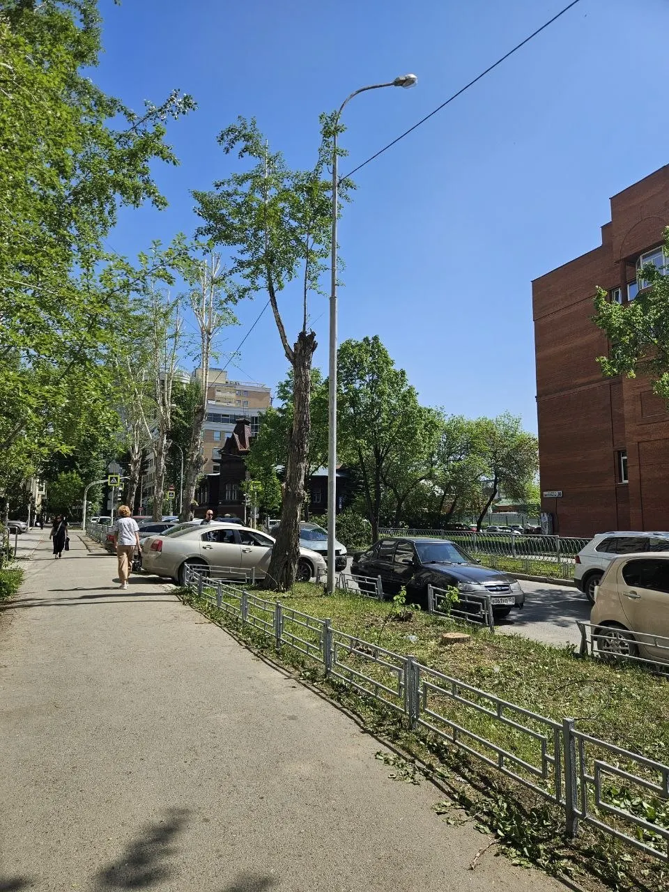 На пересечении улиц Энгельса и Мамина‑Сибиряка срубили и обрезали тополя, жители обеспокоены потерей зелёной зоны и ждут разъяснений от властей.