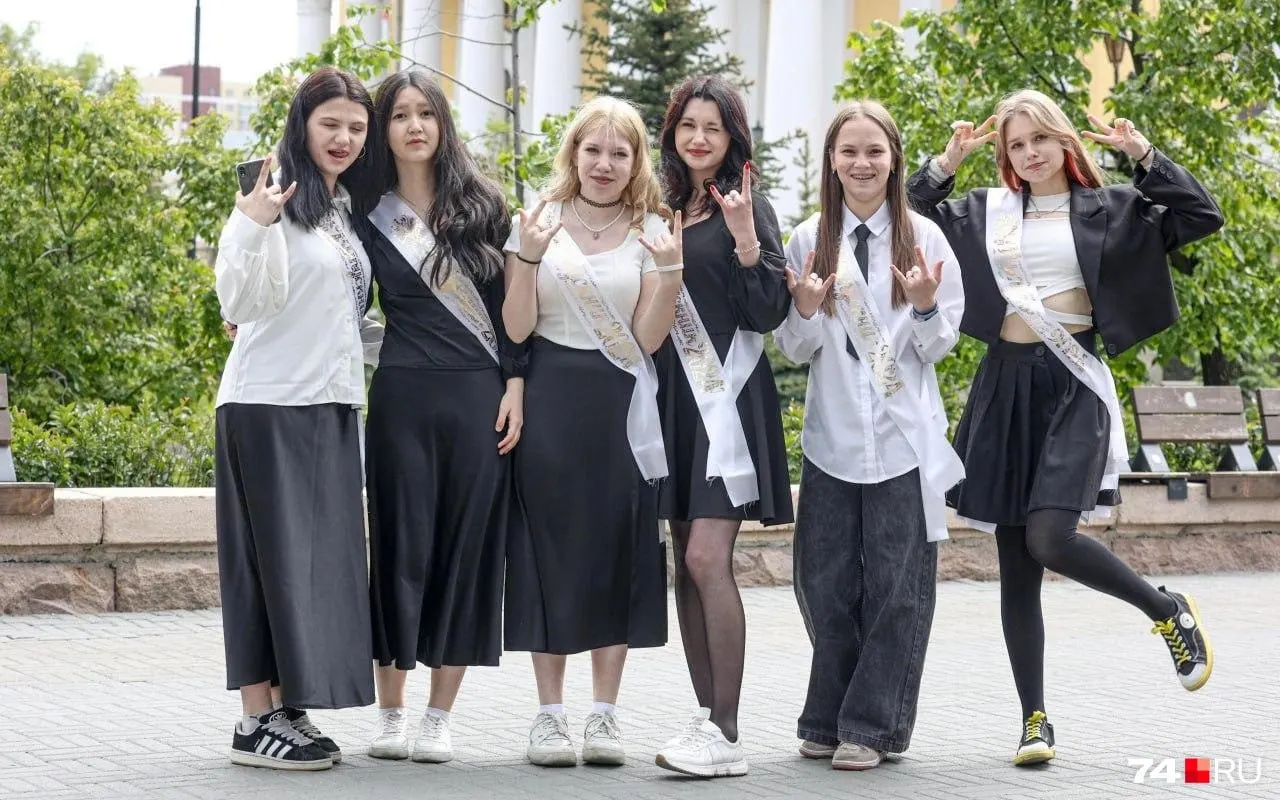 Школы сами решают формат празднований — на улице или в помещении. Нововведений нет; выпускные рекомендовано провести 27 июня. В ожидаемые дни обещают тёплую, безосадочную погоду, до +27°.