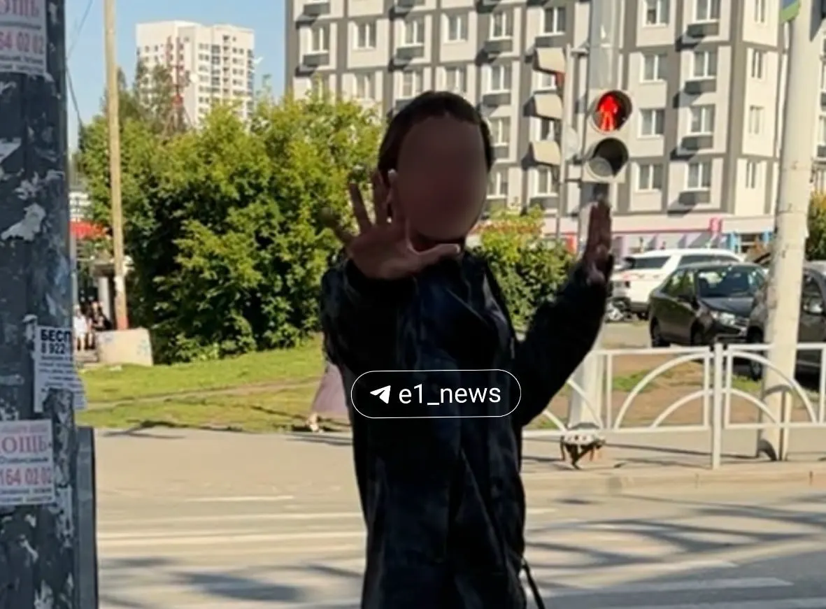 Жители района сообщили, что агрессивный мужчина неоднократно преследовал мам с детьми; его задержали и направили на медицинское обследование.