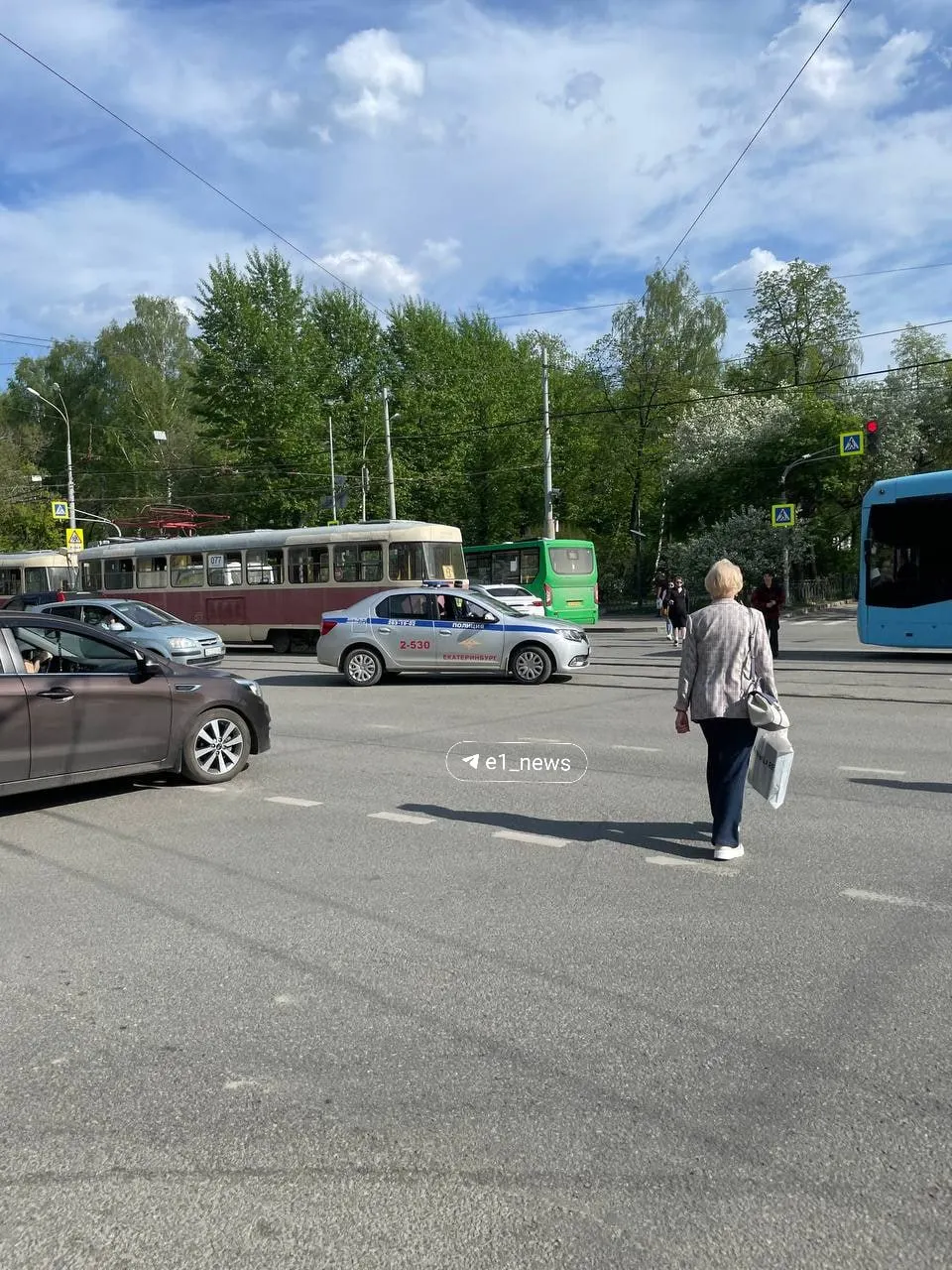 Регулировщик появился на перекрёстке Малышева и Мира: светофоры работают, но движение затруднено — машину силовиков, стоящую на трамвайных путях, не убрали, трамваи в сторону ЖБИ остановлены.