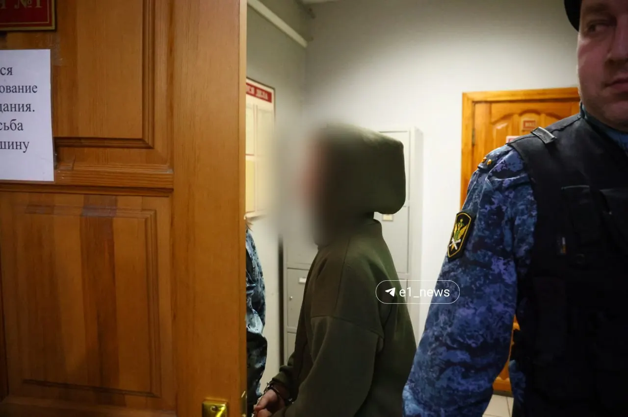 Суд признал подростка виновным в убийстве случайной прохожей в подъезде поселка Горноуральский. Ему назначили 6 лет 4 месяца колонии, а родственники должны выплатить семье погибшей 1,5 млн рублей.