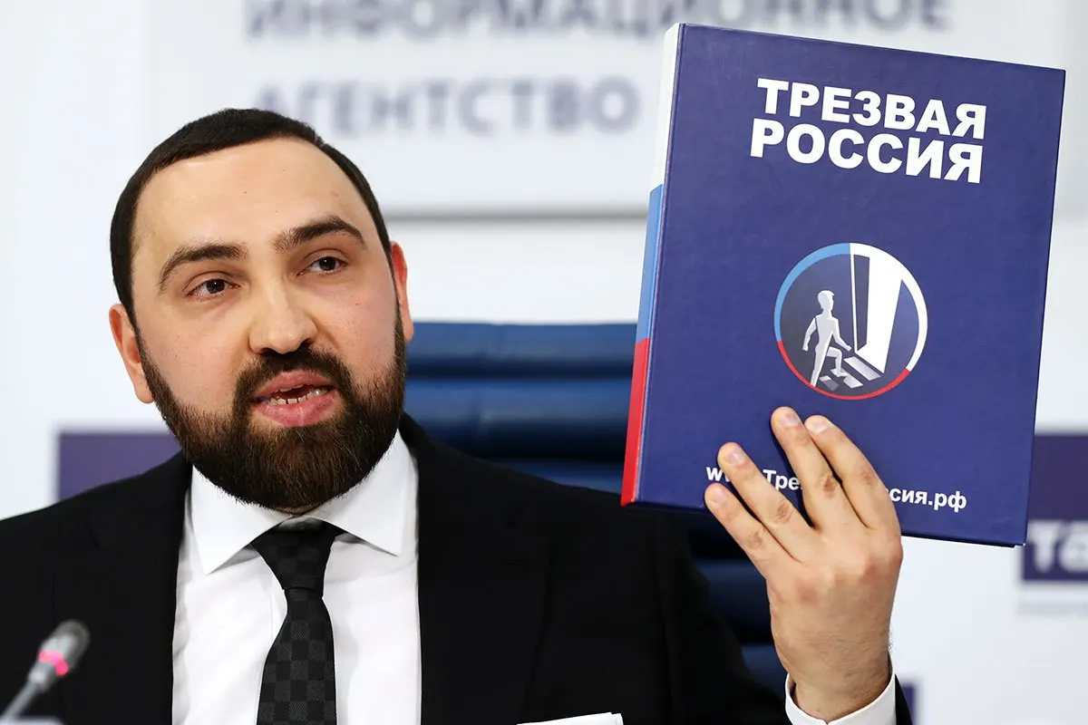 Депутат Госдумы от Дагестана Бийсултан Хамзаев подошёл в зале официальных лиц аэропорта к Станиславу Наумову (ЛДПР, Челябинская область), вступил в перепалку по предыдущему спору о запрете доступа детей в интернет и замахнулся — Наумов планирует поднять инцидент на комиссии по депутатской этике.
