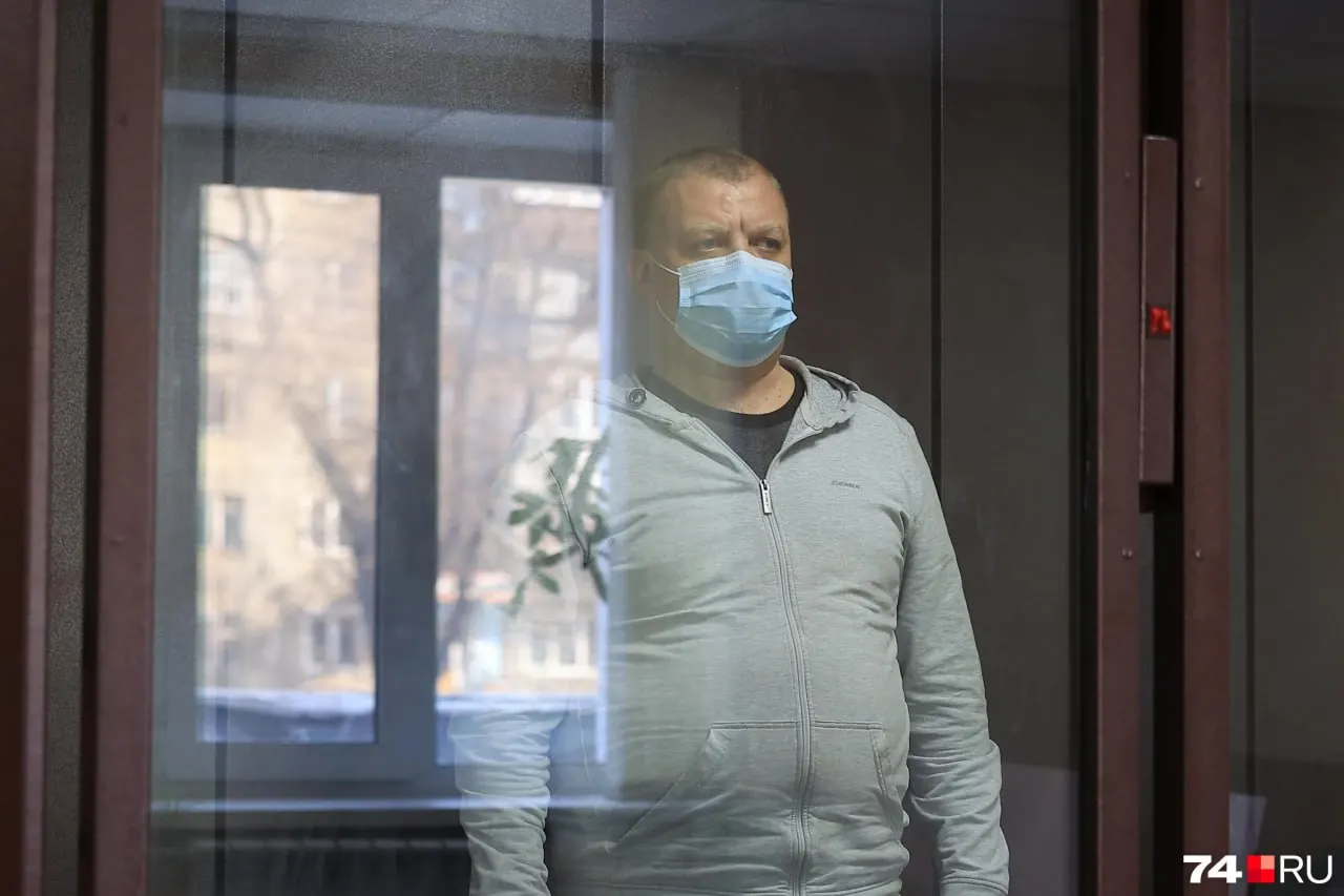 Суд признал виновным бывшего начальника отделения ГАИ в Челябинске: систематические взятки с 2020 по 2024 годы. Наказание — шесть лет колонии, штраф 8 млн рублей, лишение звания и двухлетний запрет работать в органах.