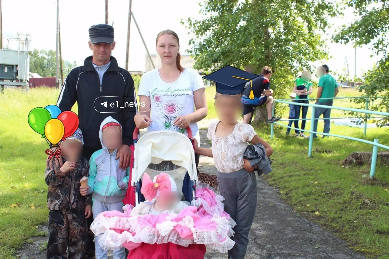 В доме многодетной семьи произошёл пожар: погибли мать и четверо детей, ещё одна дочь выжила — она была в больнице. Следователи и пожарные выясняют причины возгорания.