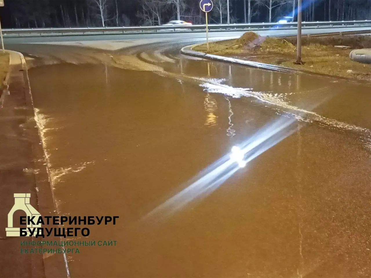 Жители сообщают, что канализационные воды подтопляют проезжую часть у теплотрассы, аварийные бригады не приезжают, дорога размывается и стоит неприятный запах.