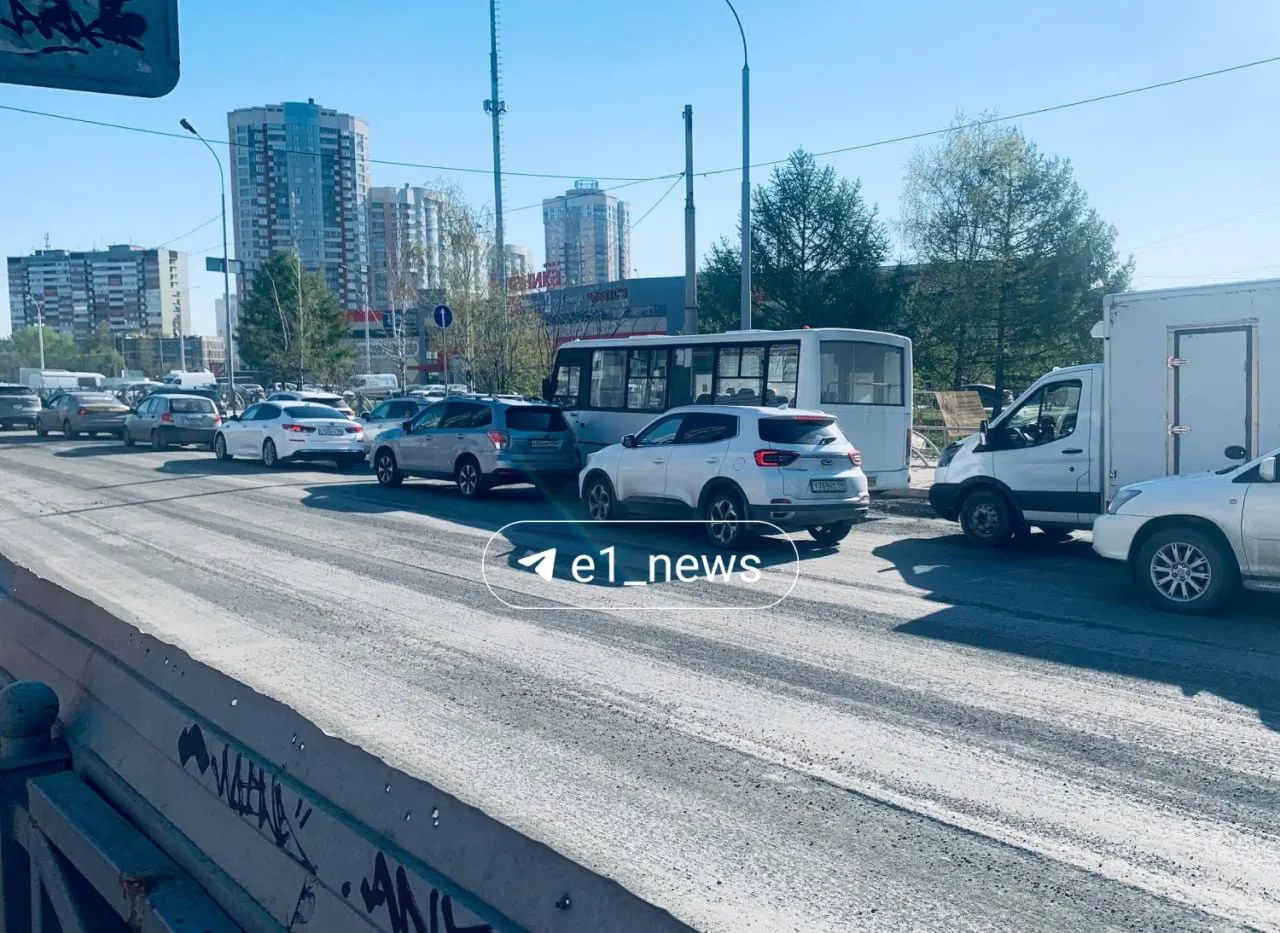 Дорожные работы на улице Титова в Екатеринбурге серьёзно замедлили движение в сторону центра; на фото — затор напротив трамвайной остановки Шварца.