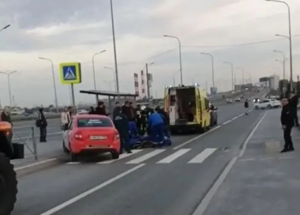 Вечером 14 мая возле дома №10 пешеход попал под колёса легкового автомобиля. Очевидцы сообщают, что водитель затем врезался в ограждение — инспекторы выясняют причины ДТП; о состоянии пострадавшей пока ничего не известно.