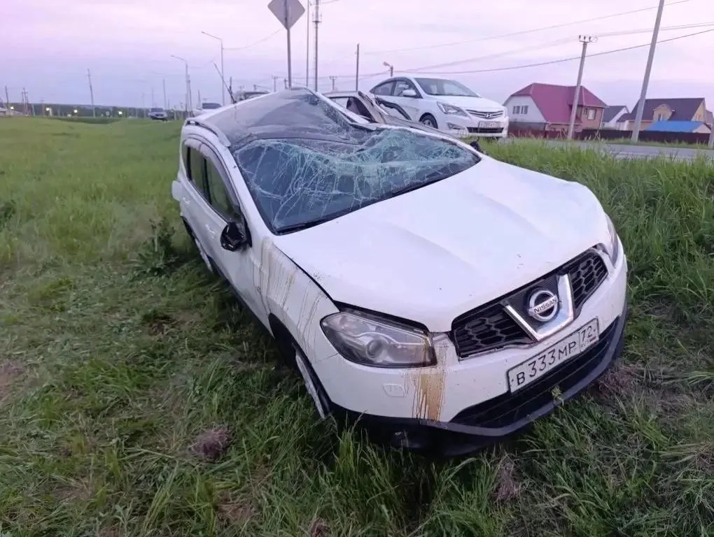 На 1‑м километре автодороги Исетск — Новиково — Кирсаново столкнулись «Hyundai Solaris» и «Nissan Qashqai». По предварительным данным, 26‑летняя водитель «Hyundai» не уступила дорогу; водитель «Nissan» скончалась на месте.