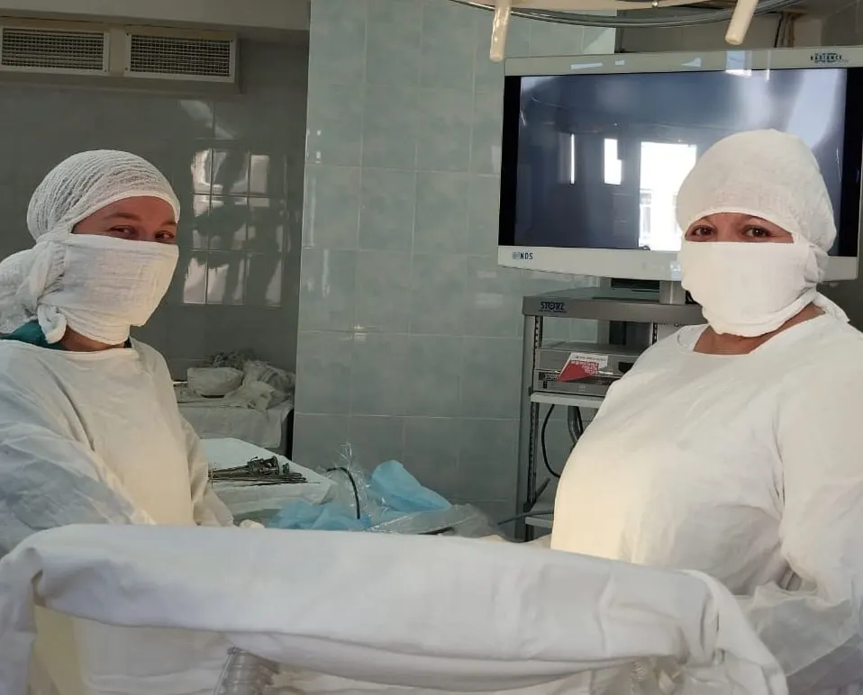 После разрыва крупной опухоли женщина поступила с сильной болью в животе; врачи провели экстренную операцию и уже на третий день выписали её в стабильном состоянии.