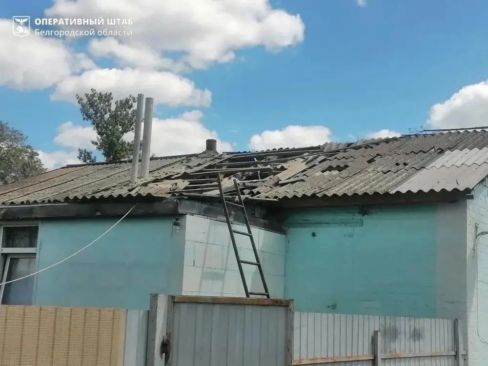 По сообщениям, беспилотники нанесли удары по трем регионам: горят поезд и жилые дома, местных жителей эвакуируют.