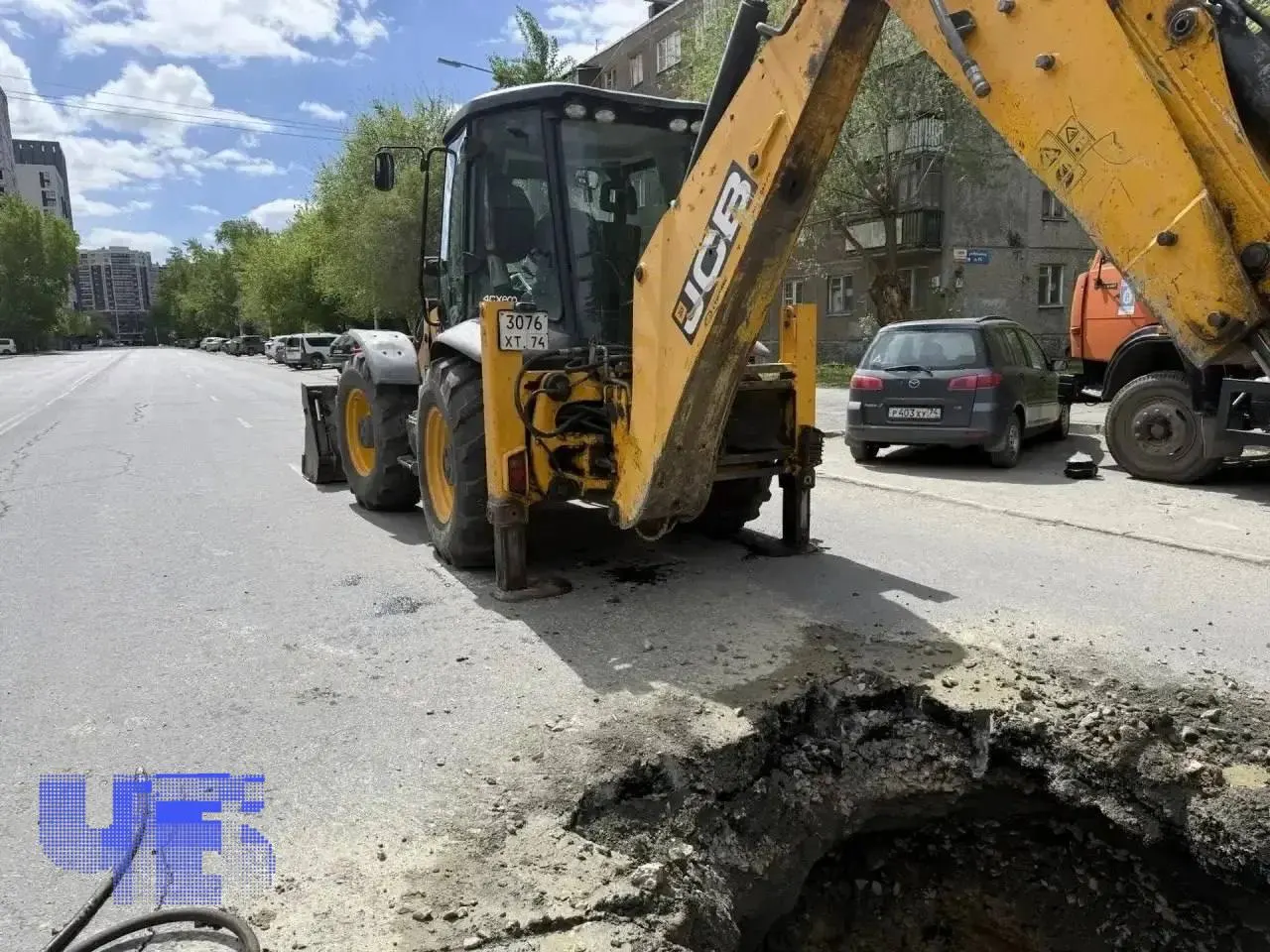 На улице Елькина образовался очередной провал грунта — часть дороги перекрыта, на месте работают коммунальные службы.