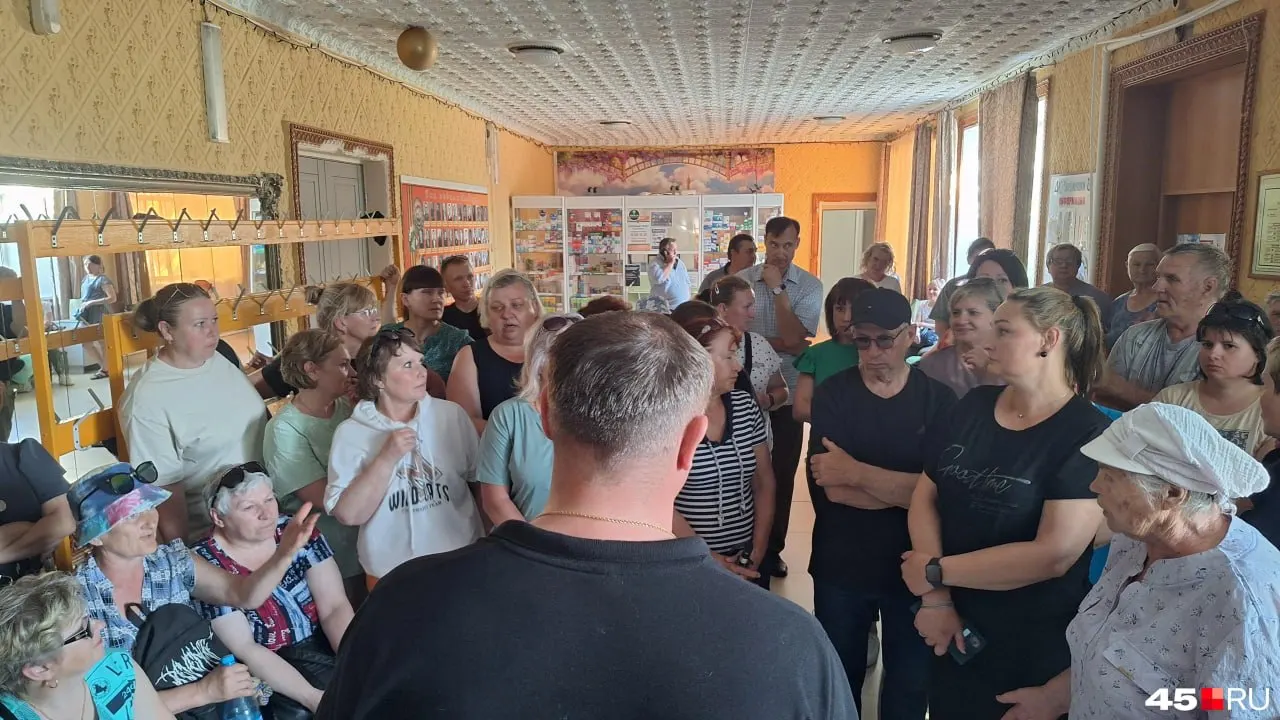 Счета автобусной компании арестованы из‑за задолженности перед налоговой; с 27 мая утром и вечером будут ходить по два автобуса до железнодорожного вокзала, пока не утвердят временное расписание.