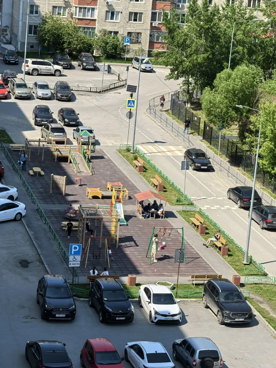 Жильцы дома на улице Красных Зорь, 2 возмущены — во дворе хотят демонтировать благоустроенную площадку, которой меньше 10 лет. Управляющая организация пока не отвечает на обращения.
