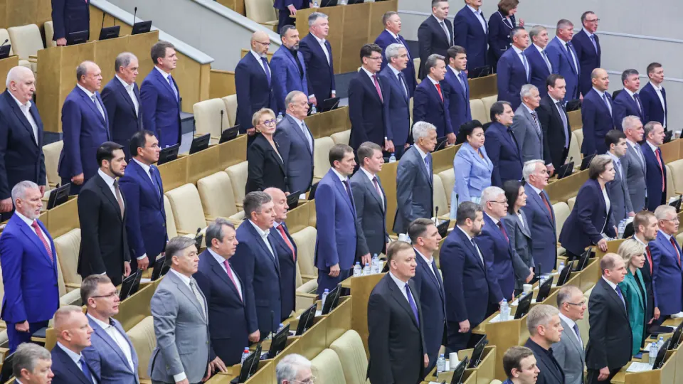 Новый закон позволяет президенту направлять Вооружённые силы для защиты россиян за границей в случаях ареста, удержания или преследования. Документ принят единогласно.