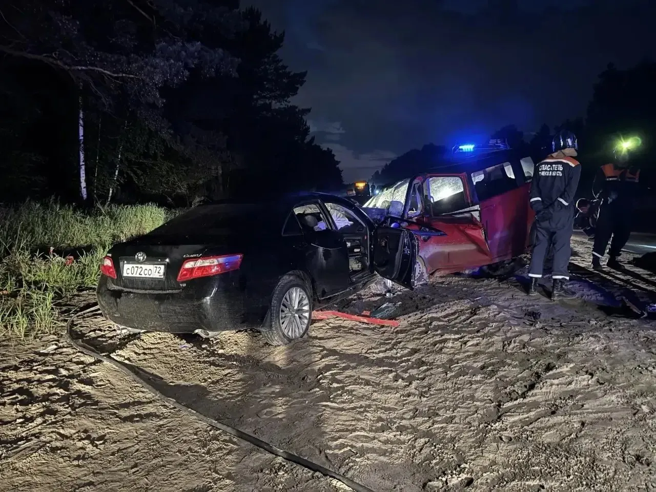 Авария на 16-м км трассы Тюмень — Омск: столкнулись Toyota и Mitsubishi, три человека погибли, несколько пострадавших госпитализированы, движение частично перекрыто.