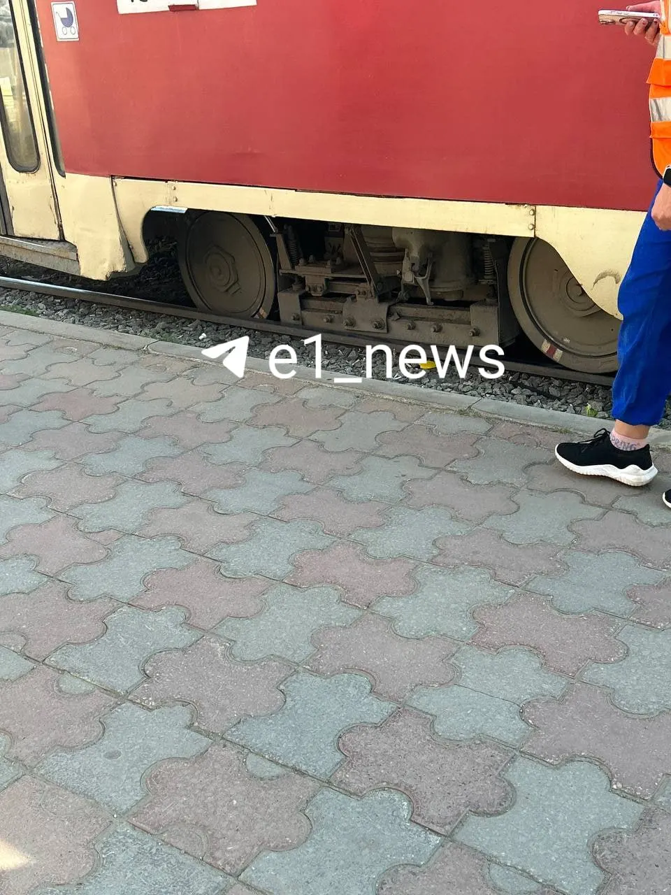 Движение трамваев в сторону кольца на Волгоградской остановлено после схода с рельсов на остановке «Серафимы Дерябиной», сообщают очевидцы.