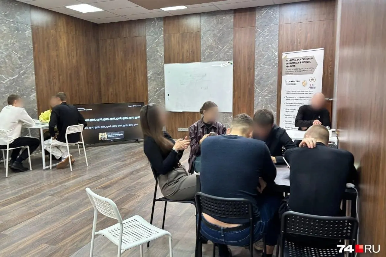 В отношении RC Group в Екатеринбурге возбуждено уголовное дело о мошенничестве. Компания использовала сетевую модель привлечения партнёров: новые участники вносят средства и часто берут кредиты в расчёте на доход, который впоследствии не подтверждается.